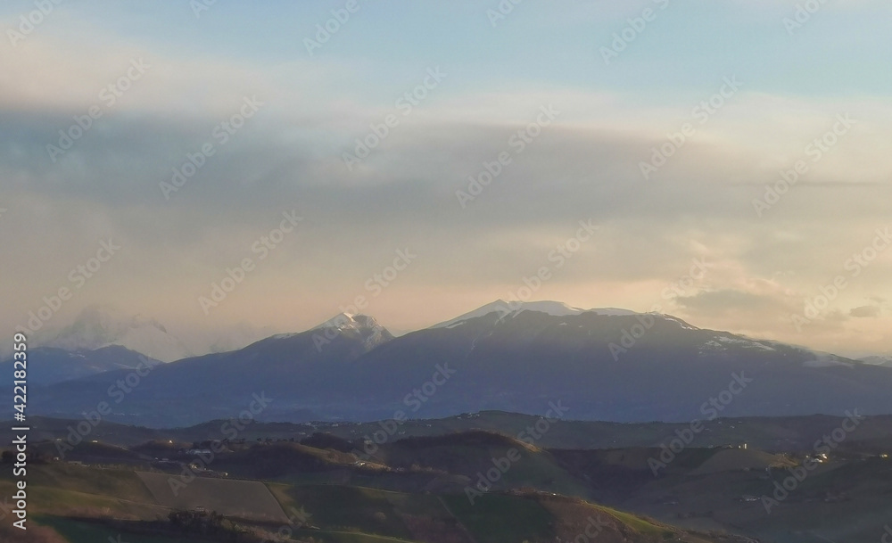 Montagne dalle cime innevate dell’Appennino e valli illuminate dal sole invernale