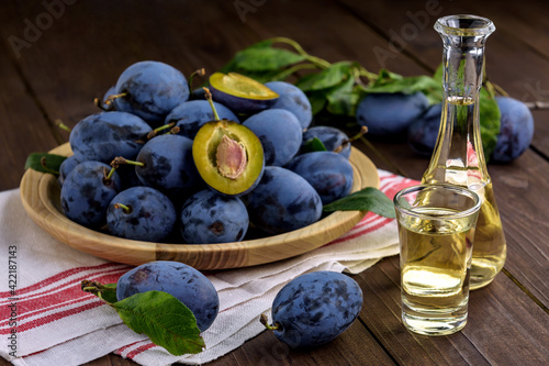 Fotografie Plum brandy and fresh plums