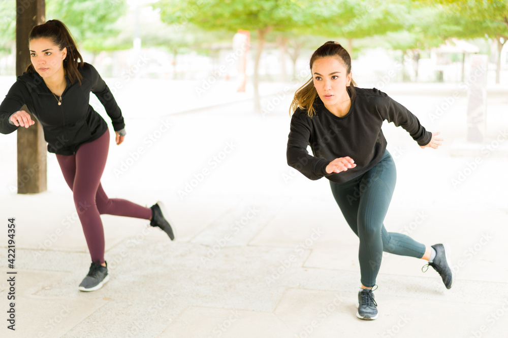 Obraz premium Attractive workout partners working out at the park