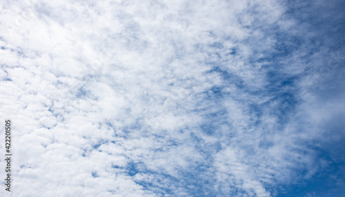 blue sky with clouds Céu azul e nuvens