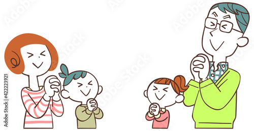 向かい合い、目を瞑って祈る親子
