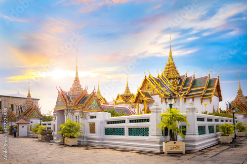 The Grand Palace of Thailand in bangkok, built in 1782, made up of numerous buildings, halls, pavilions set around open lawns, gardens and courtyards © coward_lion