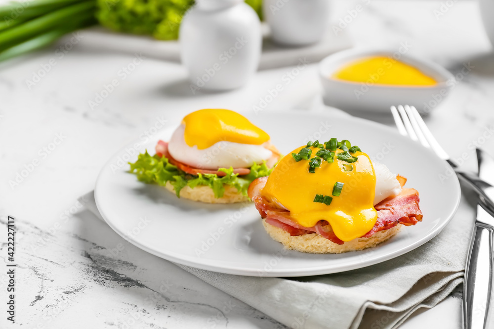 Εκτύπωση καμβά Plate with tasty eggs Benedict on light background