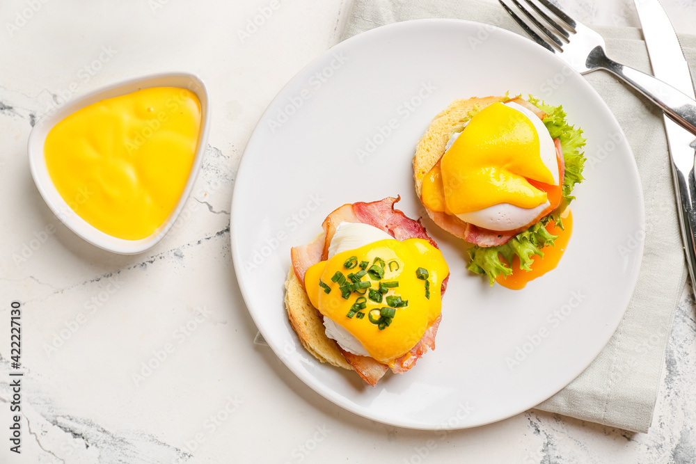 Εκτύπωση καμβά Plate with tasty eggs Benedict on light background
