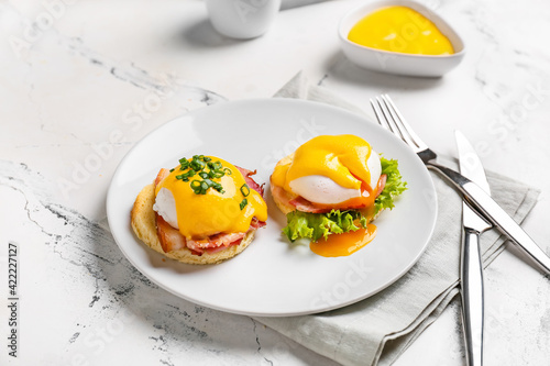 Schilderij op canvas Plate with tasty eggs Benedict on light background
