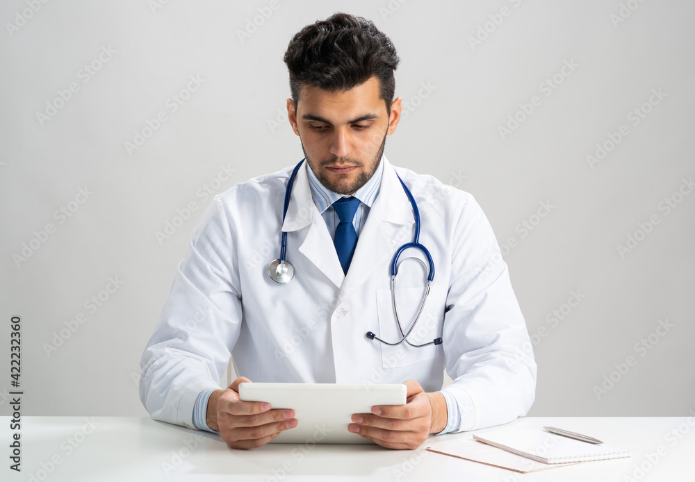 Fotografie Young arab internist using tablet computer
