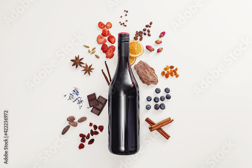 Foto Possible flavor components of red wine. Creative composition