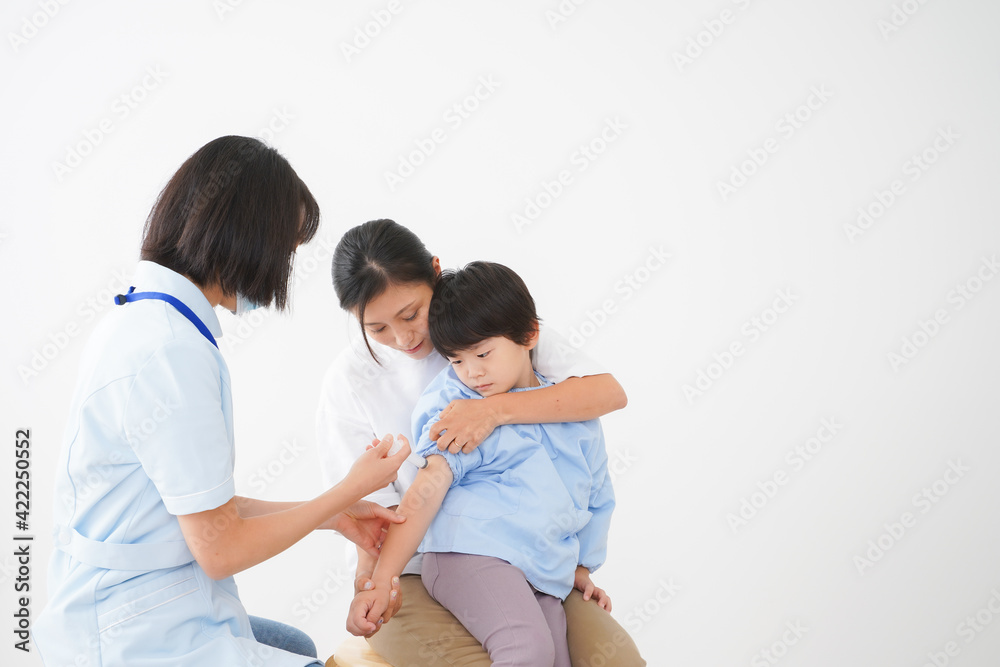 予防接種をする小さな男の子 予防接種をする小さな男の子