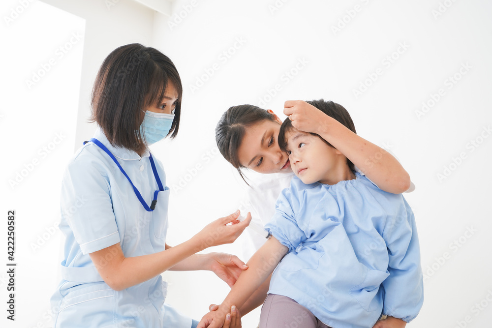 予防接種をする小さな男の子