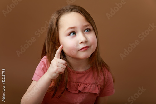 Obraz na plátně Portrait of a girl with a pensive pose showing eureka