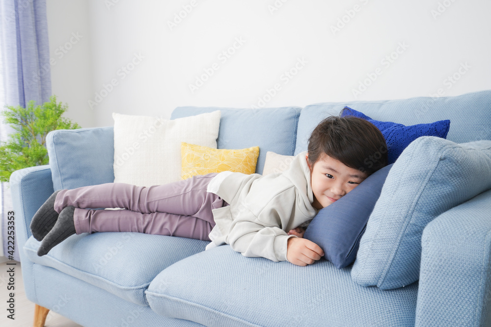 部屋で遊ぶ小さな男の子 部屋で遊ぶ小さな男の子