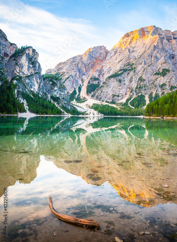 Konstfotografi Sonnenaufgang am Pragser Wildsee See in Italien Dolomiten Berg Alpen Tirol Südti