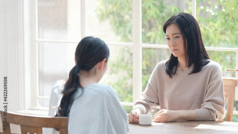 会話する女性 親子 相談 会話する女性 親子 相談
