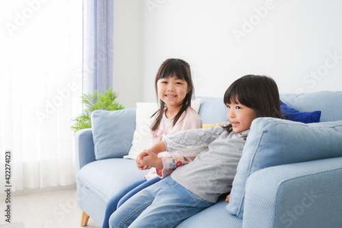 お家で仲良く遊ぶ女の子たち Stock Photo Adobe Stock