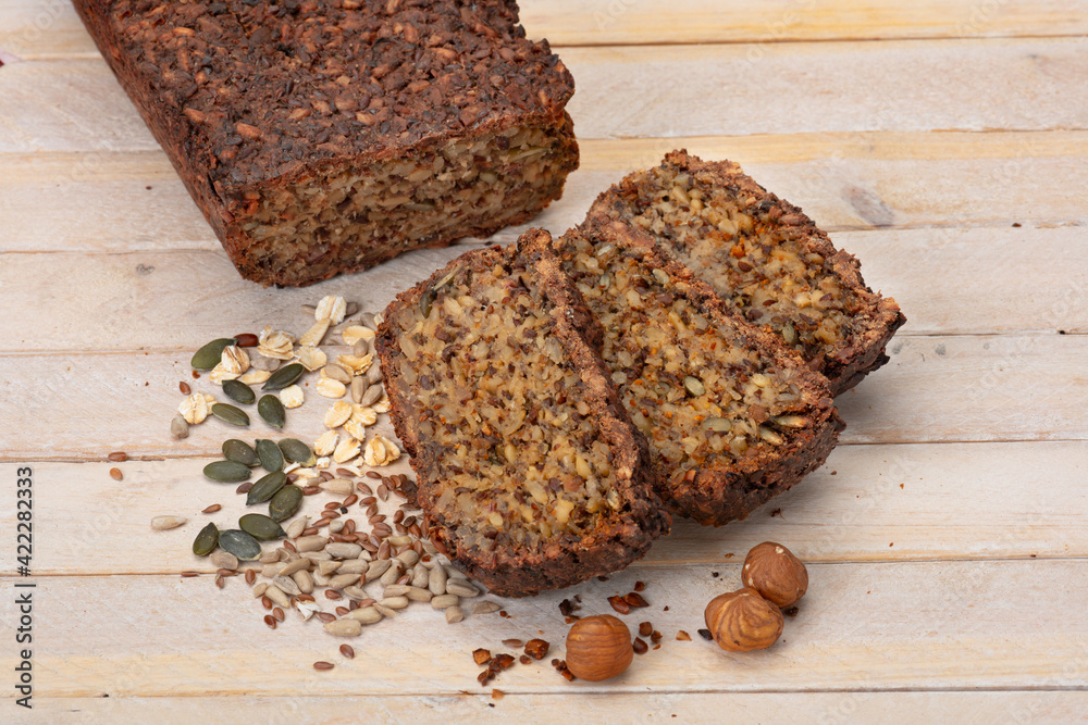 Körnerbrot, selbst gebacken, ohne Mehl und Hefe Körnerbrot, selbst gebacken, ohne Mehl und Hefe
