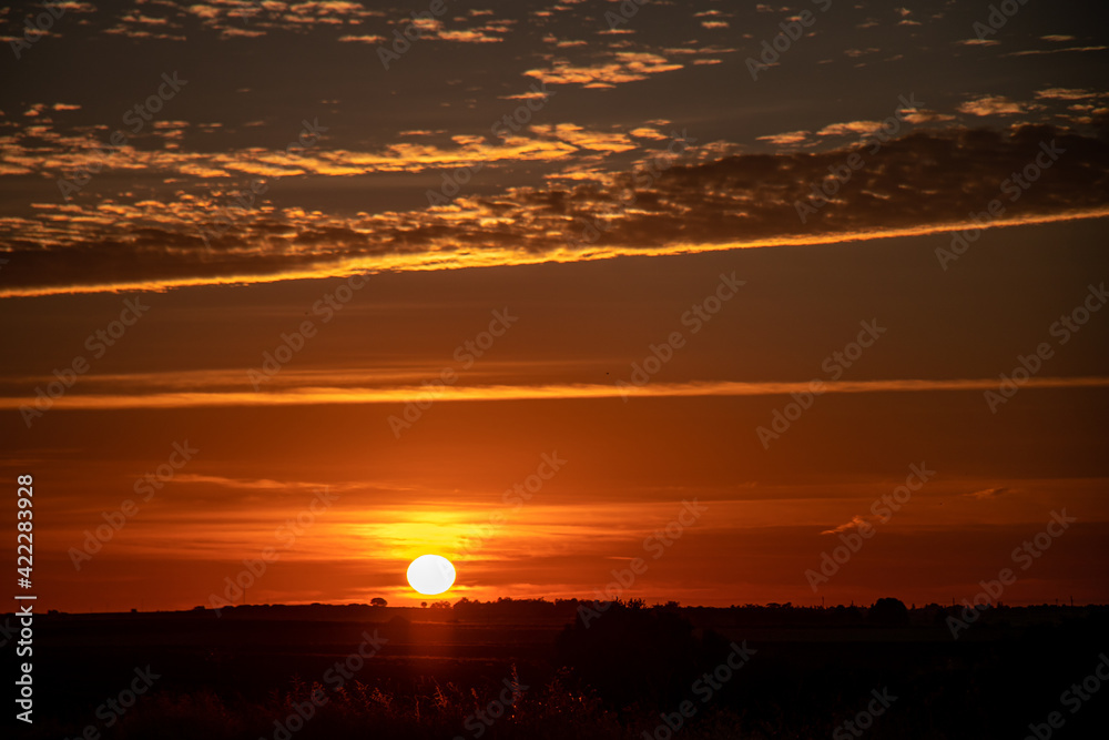 Sol del amanecer en el horizonte Sol del amanecer en el horizonte