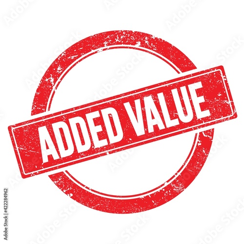 Foto ADDED VALUE text on red grungy round stamp.