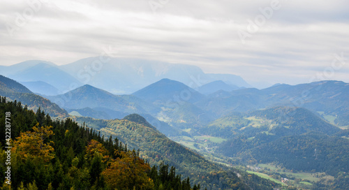 Gebirge an nebligem Nachmittag