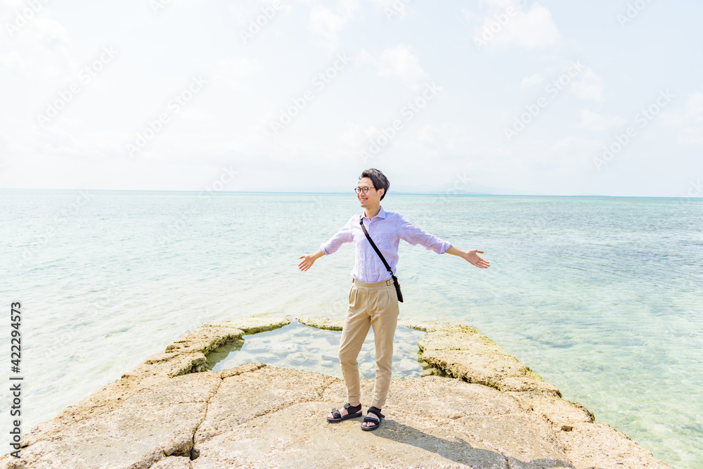 西桟橋 (竹富島・沖縄県)で観光する男性