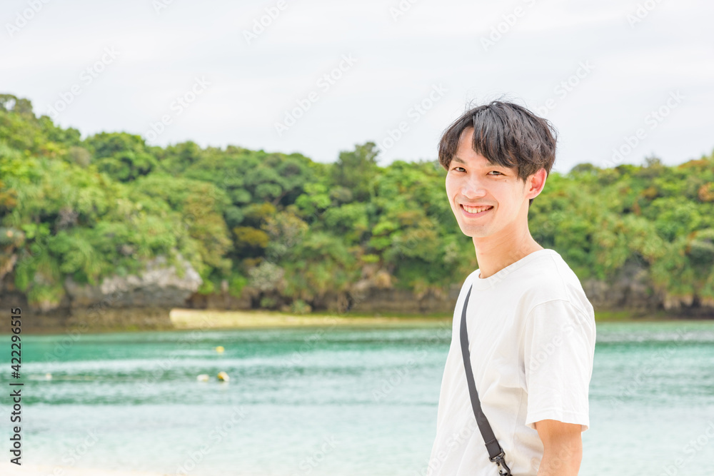 川平湾を観光する男性 川平湾を観光する男性