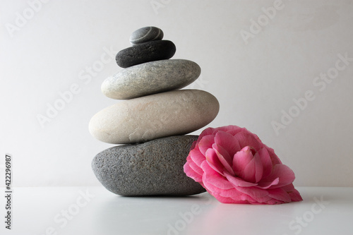 pila de piedras zen con flor rosa