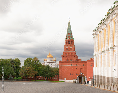 Fototapeta Naklejka Na Ścianę i Meble -  Kremlin tower Borovitskaya. At the post stands guard. Tourists come to the Kremlin