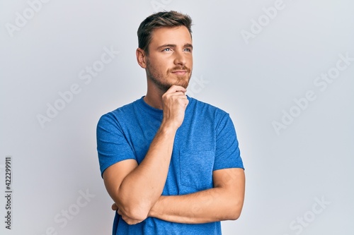 Obraz na plátně Handsome caucasian man wearing casual clothes thinking concentrated about doubt