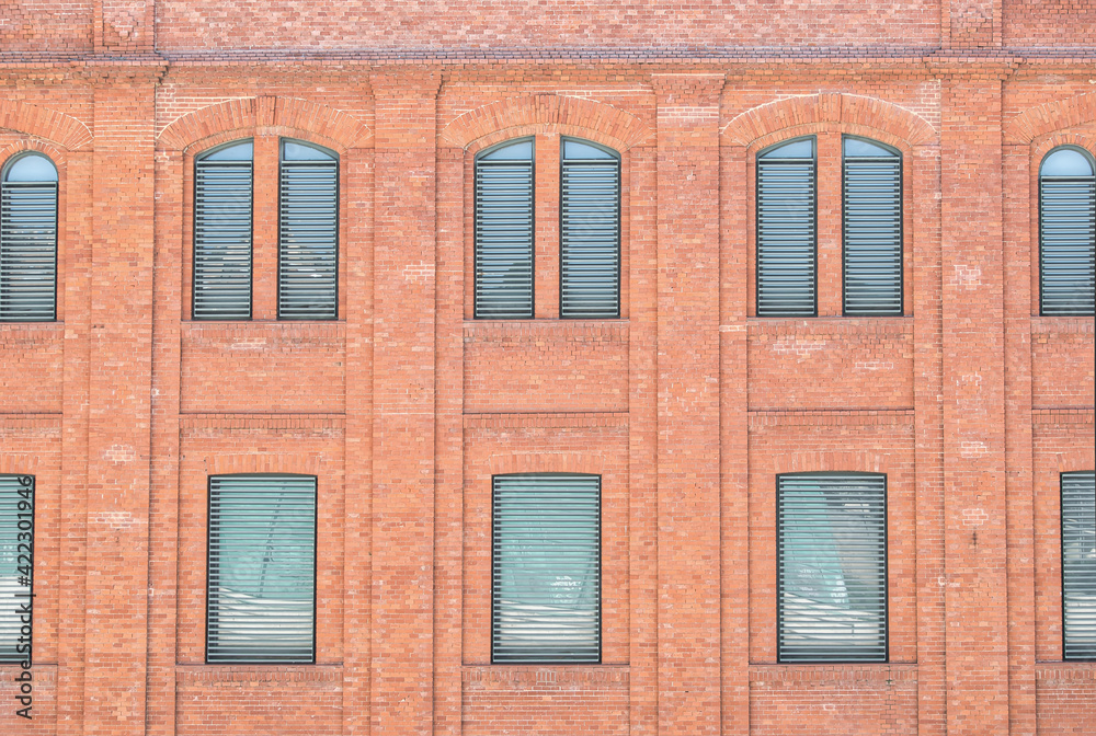 Ventanas en pared de ladrillo fachada antigua fábrica de harinas El Palero, actualmente parte del museo de la ciencia en Valladolid