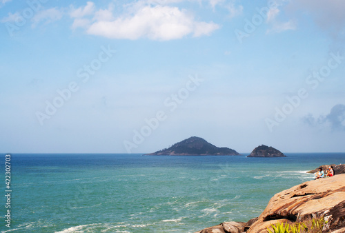 Vista do oceano da praia no Rio de Janeiro