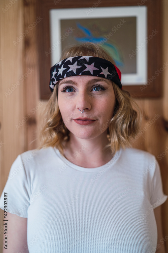 Chica joven atractiva rubia con bandera americana Chica joven atractiva rubia con bandera americana