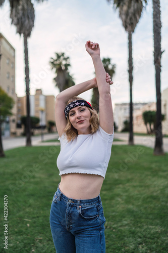 Chica joven atractiva rubia con bandera americana