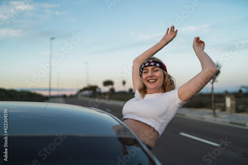 Chica joven atractiva rubia con bandera americana