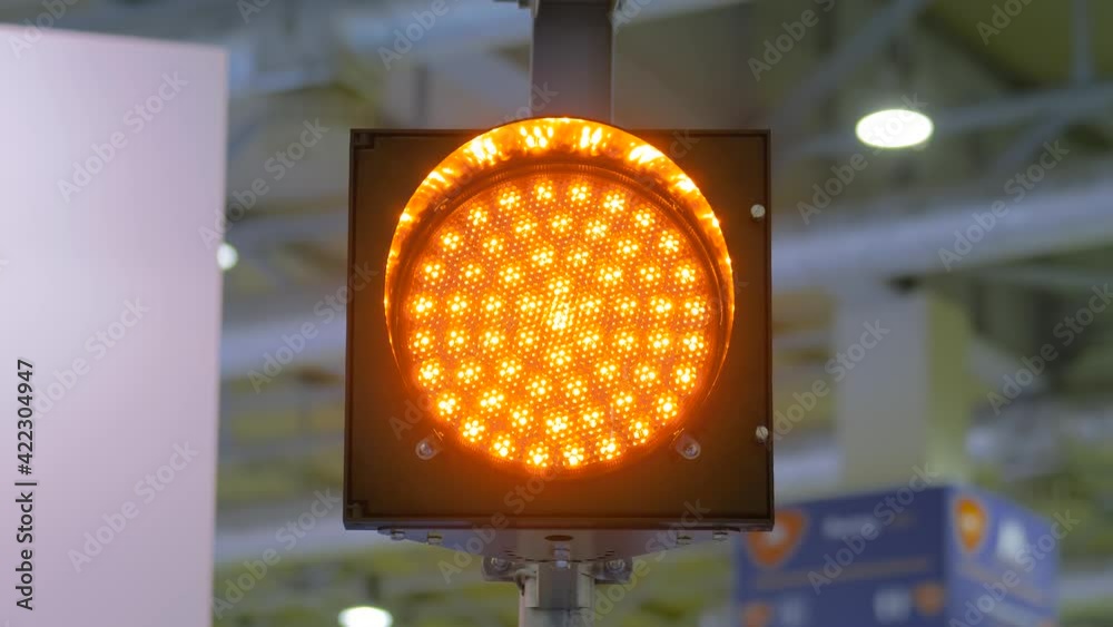 Vídeo do Stock Close up front view single signal LED orange traffic