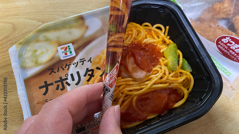 コンビニの冷凍食品 セブンプレミアム スパゲッティ ナポリタン かんたんおいしいセブンイレブンのインスタント食品 21年3月撮影 日本 Stock 写真 Adobe Stock
