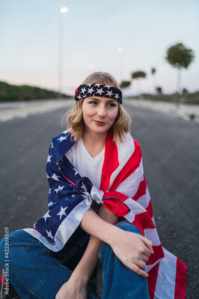 Chica joven atractiva rubia con bandera americana Chica joven atractiva rubia con bandera americana