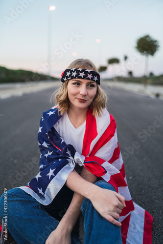 Chica joven atractiva rubia con bandera americana © MiguelAngelJunquera