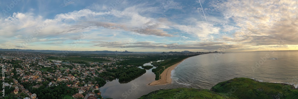 Fotografia aérea da região da Foz do Rio Jucu, na Barra do Jucu, Vila Velha, Espírito Santo, Brasil.