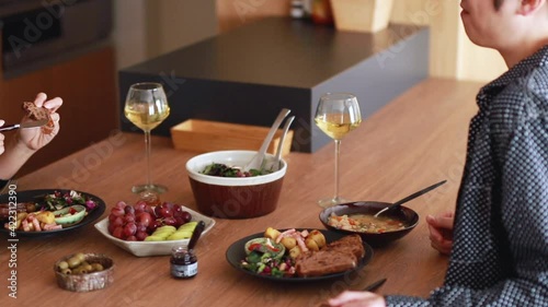 食事をする日本人ミドル夫婦