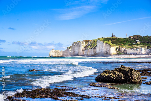 Bild auf Leinwand Etretat Aval cliff, rocks and natural arch landmark and blue ocean