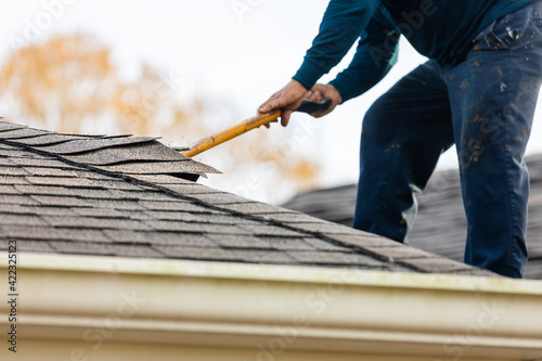 Quadro em tela roofer removing roof nails with roof shingle remover