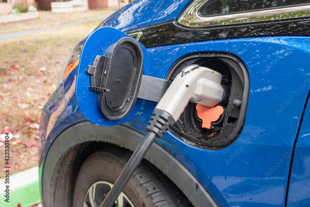 Charging station plug connected to a vehicle for the battery recharge