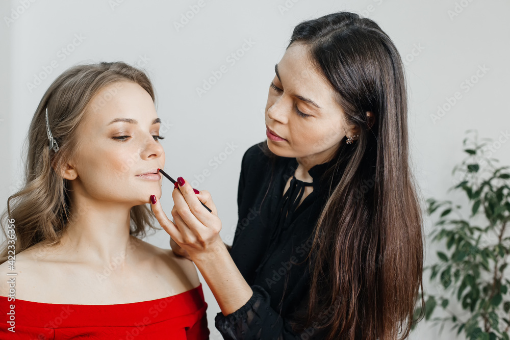 master does a beautiful blonde makeup in a beauty salon master does a beautiful blonde makeup in a beauty salon