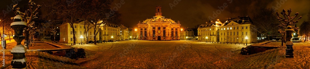 Naklejka premium 180 Grad Panoramabild des barocken Ludwigsplatzes mit Ludwigskirche im Winter 2010