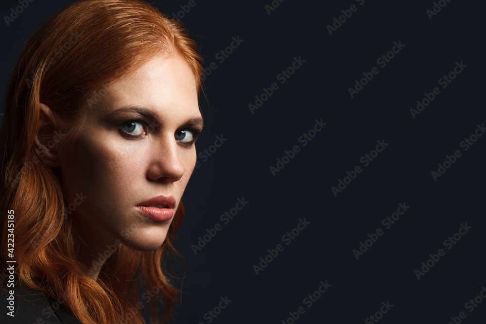 Naklejka premium The young woman turns and looks over her shoulder
