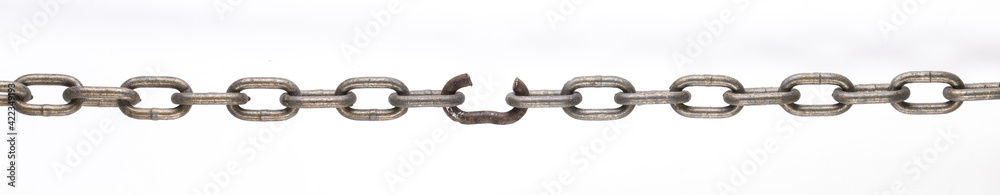 Obraz premium broken link metal chain isolated on white background