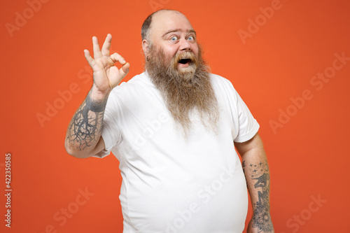 Foto Fat smiling happy excited pudge obese chubby overweight tattooed blue-eyed beard