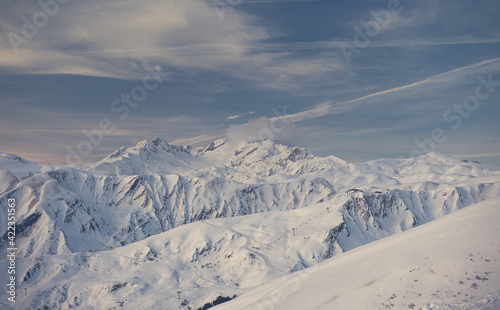 Paysage de montagne enneig    du domaine des Sybelles  la Toussuire dans les Alpes