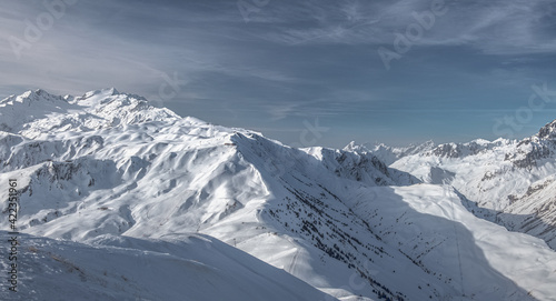 Paysage de montagne  vue sur le domaine de saint-Colomban-des-villards du haut du sommet du grand truc    la Toussuire en savoie dans les alpes en france