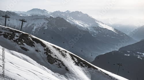 Paysage de montagne en savoie dans les alpes de france, sur la vallée de la maurienne, sur la ville de Saint-Jean-de-Maurienne du haut du somme du Grand Truc à la Toussuire 