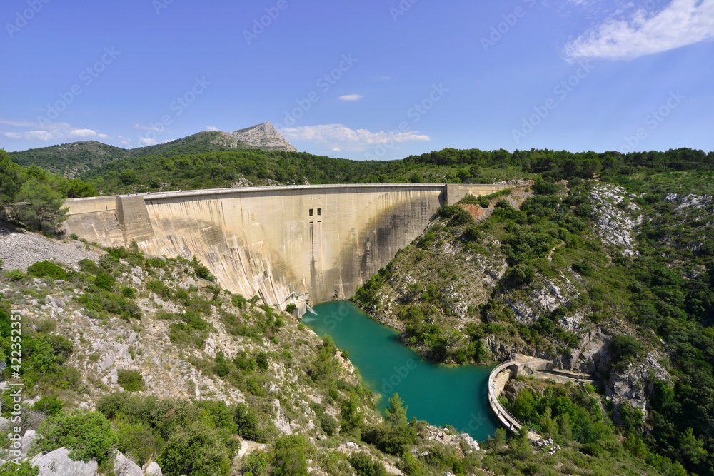 Barrage du Bimont et le ciel bleu dans le Massif de la Sainte Victoire à Aix en Provence (13100), département des Bouches-du-Rhône en région Provence-Alpes-Côte-d'Azur, France